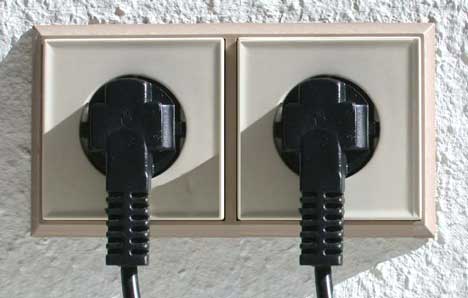 Розетки типа Schuko, в них вставлены вилки